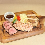 Dining & Bar KITSUNE_Meat platter (chicken thigh, beef skirt steak, pork shoulder) (300g)