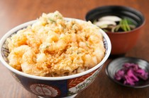 Oebi Tempura Senmonten Sanki_"Kakiage Donburi" is a deep-fried dish made by gathering together the best parts of the seafood.