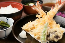 Oebi Tempura Senmonten Sanki_Enjoy the crispy batter and the aroma of sesame oil in the "Shrimp Tempura Set Meal"