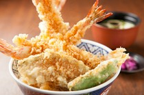 Oebi Tempura Senmonten Sanki_The "Bikkuri Tendon" is an impressive dish containing four large shrimp tempura.