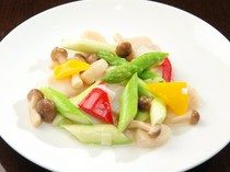  A visually appealing dish: Stir-fried shrimp, squid, and asparagus with salt. 