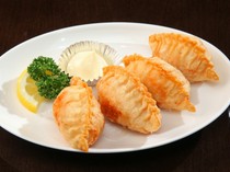  Deep-fried dumplings packed with shrimp 