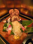 มีทั้งกุ้งมังกร, กุ้งกระดองเรืองแสง, กุ้งมังกรหนาม ฯลฯ ให้เลือกโดยต้องจองล่วงหน้า