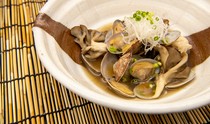 Brasserie Rakuya_"Steamed clams and maitake mushrooms with garlic butter"