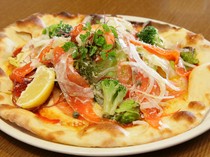 Restaurant Carrot_Please try the local flavor of "Shinshu Salmon Salad Pizza"