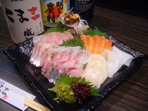 Izakaya Kumakichi_Just-caught sashimi (sliced raw fish) Combination special