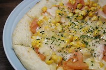 Izakaya Kumakichi_Tomato pizza with plenty of corn