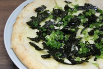 Izakaya Kumakichi_Japanese-style pizza with plenty of grated yam