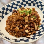 飯屋　樂_黑蒜飯 980日圓（不含稅）