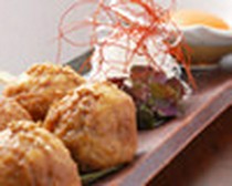 Matsurokuya's specialty: Chicken meatballs with Ranou egg yolk. 