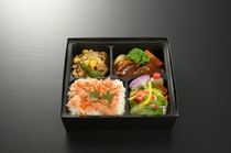 Atsugi Tachibana_Autumn/Winter Meat Bento (seasonal, September to March): 2,160 yen (product price 2,000 yen, consumption tax 160 yen)