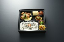 Atsugi Tachibana_Autumn/Winter Meat Bento (seasonal, September to March): 1,512 yen (product price 1,400 yen, consumption tax 112 yen)