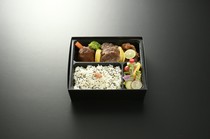 Atsugi Tachibana_Meat-filled bento 1,944 yen (product price 1,800 yen, consumption tax 144 yen)