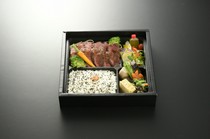 Atsugi Tachibana_Charcoal grilled beef fillet steak bento 3,500 yen (product price 3,500 yen + consumption tax 264 yen)