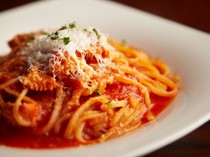 Uru_The brightly and vividly presented "Trippa tomato sauce linguine."