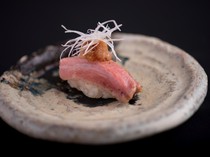 Sushi Kappo Yamanaka_By lightly grilling the fatty tuna, you can add a fragrant flavor! "Aburi Toro" is a delicious dish that has a different flavor from raw fatty tuna.