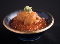 Sushi Kappo Yamanaka_This is a dish that most customers order. The "Small Sea Urchin and Salmon Roe Bowl" is served in a chic, bite-sized style.