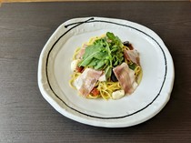 37 PASTA_Itoshima Raizan "Prosciutto" and Mozzarella Spaghetti with Basil Flavor