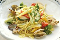 37 PASTA_Spaghetti with clams and colorful vegetables in white wine sauce