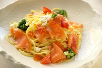 37 PASTA_Chilled linguine with smoked salmon and fresh tomatoes, garnished with salmon roe