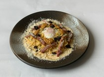 37 PASTA_Rich sea urchin carbonara made with Itoshima wild eggs and raw sea urchin, flavored with black truffle