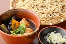 Ishiusubiki Soba Ishizuki AMU PLAZA HAKATA branch_[Soba (buckwheat noodles) and Dipping Sauce with Ryo-yasai (summer vegetables) and Duck Meat Balls] Enjoy the good texture of savory duck and summer vegetables. 