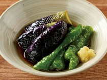  Deep-fried Manganji peppers and eggplant in broth 