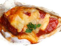 L'ECAILLER OYSTER BAR_Baked oysters with tomato sauce and cheese (1 piece)