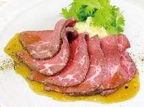 L'ECAILLER OYSTER BAR_Beef tagliata with wasabi mashed potatoes and truffle sauce