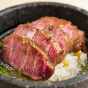  美味缓缓渗入你的全身：“和牛菲力配浓稠酱汁和石烤什锦饭” 