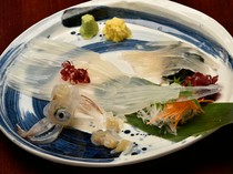 Hakodate Marukan Gyogyobu Umigaki Main Branch_Live Squid Sashimi Fisherman's style - 	Hakodate is famous for its live squid, directly from the fishing port. The freshness of the squid is outstanding and is a Hakodate specialty!