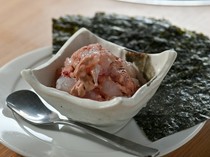  푸아그라를 연상시키는 진한 맛. 향긋한 풍미의 어간과 쫄깃한 회 ‘쥐치 간 무침 ~구운 김 곁들임~’ 