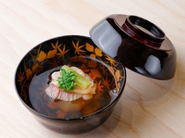 Nihonbashi Suitengu Nanatosha_The face of the restaurant, one of the most important courses: "Nimowan (boiled dish) and clam soup"