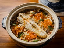 河豚料理 梅井_奢華使用整條河豚製成的“Takikomi Gohan”。