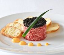 BENJAMIN STEAK HOUSE ROPPONGI_흑모와규와 캐비어의 스페셜리테 '흑모와규의 타르타르 스테이크와 캐비아'