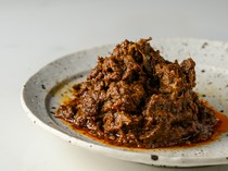 SINKIES_味道濃縮了。 Rendang 是一道傳統菜餚，將牛肉與香草、香料和椰奶一起長時間燉煮。