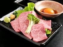 Wagyu Yakiniku Mankai_"Grilled beef sashimi" combines the tenderness of the meat with the creaminess of the egg yolk