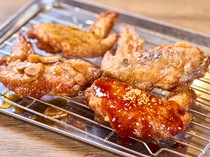 Kuroge Wagyu Senmonten Nikuya Fumitsuki_"Fried Chicken Wings" with a choice of four sauces