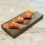   炙烤神户牛肉寿司配新鲜山葵 