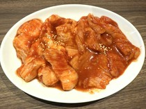 
  烧肉富士_与您喜爱的饮料一起享用。 “荷尔蒙拼盘”展现了食材的新鲜度和精心的准备。