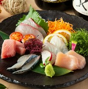 Zenseki Koshitsu Izakaya Kyushu Washoku HASSHU Nakasu Branch_Assortment of fresh fish (5 kinds) (1 plate)