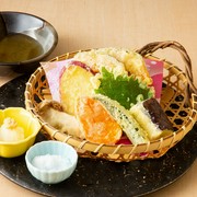 Zenseki Koshitsu Izakaya Kyushu Washoku HASSHU Nakasu Branch_Seasonal vegetable tempura