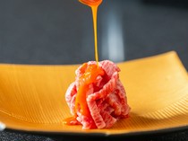  고기 본연의 감칠맛을 즐길 수 있다. 고급스럽고 녹아내리는 듯한 풍미의 일품 '와규 육회' 