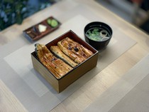  “国产鳗鱼盖饭（特级）附肝汤”是将每条国产鳗鱼精心烧烤而成。 
