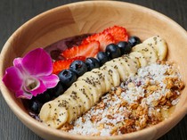  
  对身体友好的超级食物“石垣岛水果满载的巴西莓碗” 