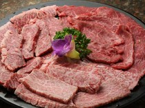 烧肉 香枫苑_一组受欢迎的剪裁作为“Koufuen 特别组合”交付