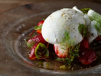 aux_The very popular "Cheese Stand Burrata Cheese and Fruit Salad"