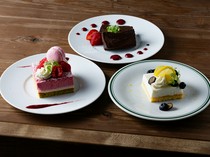 aux_Exquisite desserts made by pastry chefs