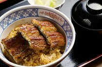 Kansaifu Jiyaki Unagi to Hitsumabushi Amanohaku_Eel bowl with plum