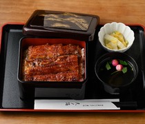  采用关西传统“地烧”手法，由匠人精心烤制的“鳗鱼饭盒饭” 
